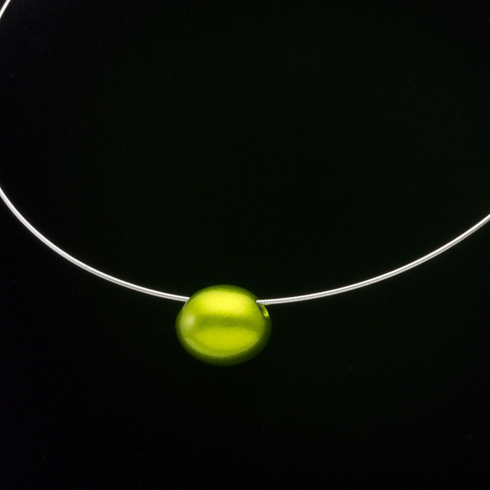 身につける漆 漆のアクセサリー ペンダント あけの実 ライムグリーン色 オメガラウンドコード 坂本これくしょんの艶やかで美しくとても軽い和木に漆塗りのアクセサリー SAKAMOTO COLLECTION wearable URUSHI accessories pendants Nuts Lime Green color Omega cord 小さな小さな玉子のような可愛らしい形の軽くてつけ心地のよいチョーカータイプ、ポップで楽しく心癒されるオリジナルカラー、ポロっとこぼれるような雰囲気が印象的、コーディネイトを楽しめるアイテム。 イメージ写真5