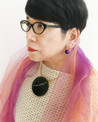 身につける漆 漆のアクセサリー イヤリング 糖蜜珠 本紫色 坂本これくしょんの艶やかで美しくとても軽い和木に漆塗りのアクセサリー SAKAMOTO COLLECTION wearable URUSHI earrings Molasses Jewel Pure purple ゆらゆら揺れる愛らしいフォルム、クールな印象の発色良いパープルカラー、古希・喜寿のお祝い、プレゼントにも喜ばれます。  #イヤリング #earrings #糖蜜珠 #本紫 #紫のイヤリング #古希のお祝い #プレゼント #軽いイヤリング #耳が痛くない #漆塗り #身につける漆 #坂本これくしょん #会津  イメージ写真1