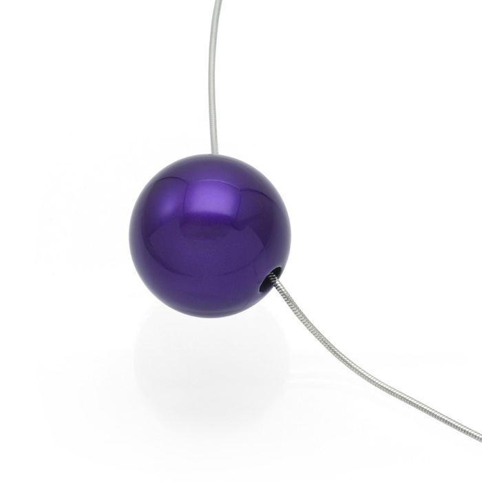 身につける漆 漆のアクセサリー ペンダント 木の実 本紫色 スライド式チェーンコード 坂本これくしょんの艶やかで美しくとても軽い和木に漆塗りのアクセサリー SAKAMOTO COLLECTION wearable URUSHI accessories pendants nuts Pure purple Adjustable chain code つや玉ペンダントより少し小さめでまるでポロッとこぼれるような可愛らしさが魅力、オリジナルの発色の良い鮮やかなパープルカラーが素敵、オールシーズン活用できるアイテム、長さを微調整できる便利で簡単なチェーンコードです。 イメージ写真3