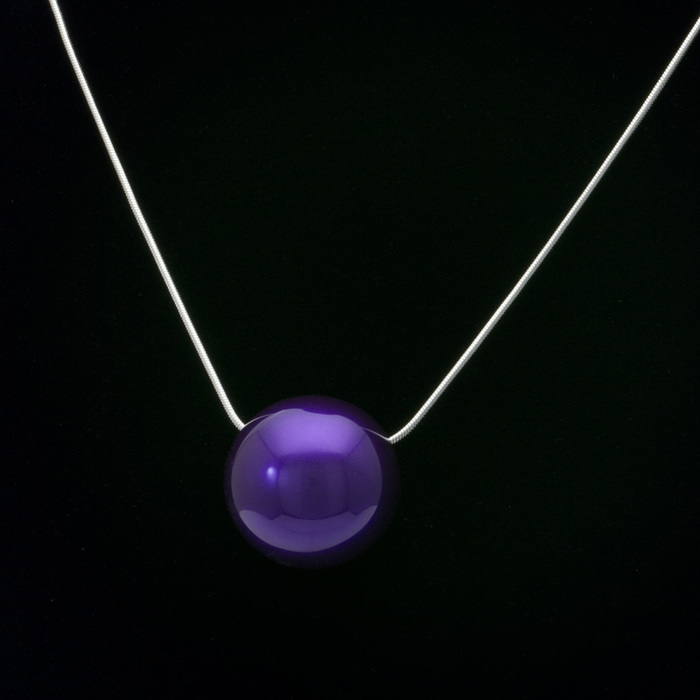 身につける漆 漆のアクセサリー ペンダント 木の実 本紫色 スライド式チェーンコード 坂本これくしょんの艶やかで美しくとても軽い和木に漆塗りのアクセサリー SAKAMOTO COLLECTION wearable URUSHI accessories pendants nuts Pure purple Adjustable chain code つや玉ペンダントより少し小さめでまるでポロッとこぼれるような可愛らしさが魅力、オリジナルの発色の良い鮮やかなパープルカラーが素敵、オールシーズン活用できるアイテム、長さを微調整できる便利で簡単なチェーンコードです。 イメージ写真5