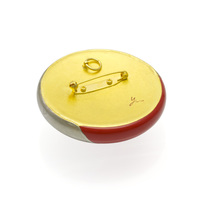 身につける漆 漆のアクセサリー 蒔絵のブローチ パックマン 朱色 坂本これくしょんの艶やかで美しくとても軽い和木に漆塗りのアクセサリー SAKAMOTO COLLECTION wearable URUSHI accessories Makie brooch Silver Polishing Pac-Man red color とてもふっくらとした使いやすい円形のフォルム、上品で奥行き感のあるハッとするような朱の艶が魅力、盛り上げの手法を使い錫粉で仕上げた印象的な蒔絵が迫力の一品、大振りでオシャレな誰もつけていないアクセサリーです。 イメージ写真4