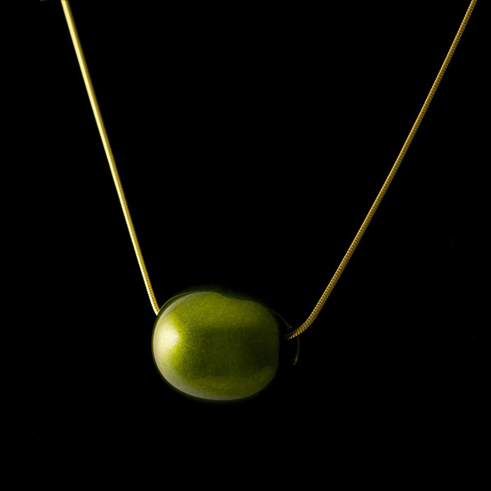 身につける漆 漆のアクセサリー ペンダント 森の実 ピスタチオ色 スライド式チェーンコード 坂本これくしょんの艶やかで美しくとても軽い和木に漆塗りのアクセサリー SAKAMOTO COLLECTION wearable URUSHI accessories pendants nuts pistachio color Adjustable Chain Code 魅力はそのままでころんと小さなつや玉のフォルム、ヨーロピアンテイストの格調あるグリーン色は艶やかに美しい香りたつようなお色で幅広い年代の女性にとても人気、コードは嬉しいスライド式で頭からかぶってから長さを微調整できて便利。  #漆のアクセサリー #軽いペンダント #漆のペンダント #ペンダント #森の実 #ピスタチオ色 #スライド式コード #accessories #jewelry #pendants #pistachiocolor #AdjustableCode #坂本これくしょん #身につける漆 #漆塗り #軽さを実感