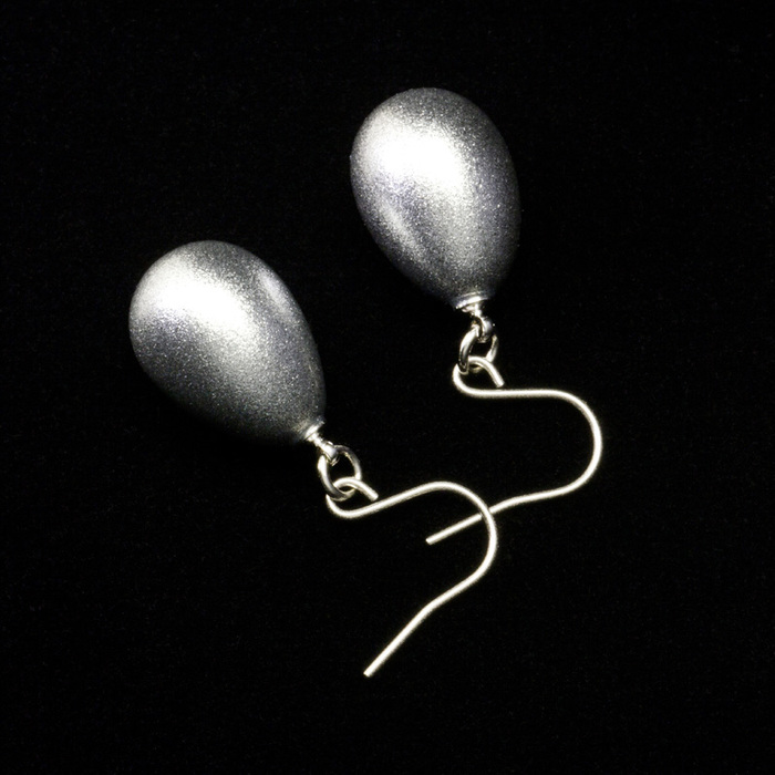 身につける漆 漆のアクセサリー ピアス 華蜜珠 銀流星色 坂本これくしょんの艶やかで美しくとても軽い和木に漆塗りのアクセサリー SAKAMOTO COLLECTION wearable URUSHI earrings Honey Jewel silver meteor 玉子のような真珠では表せない形と軽さも魅力、流星が銀色にキラキラと輝くような上品なシルバーカラー、軽くて耳が痛くなりにくいので安心して使えます。  #ピアス #earrings #華蜜珠 #銀流星 #キラキラと輝く #上品なシルバー #フックピアス #軽いピアス #漆のアクセサリー #身につける漆 #坂本これくしょん #会津 