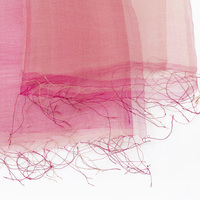 まるで羽衣のような軽やかさが特徴のとても使いやすいシルクスカーフ 花衣 はなごろも SAKAMOTO silk organdy scarf Hana-Koromo Rose Pink gradation ローズピンクグラデーション色の組み合わせが新鮮、携帯にも便利な大判タイプ、熟練した職人の手織り・手染めならではの緻密さと繊細なフリンジ、軽やかで美しいくプレゼントにもおすすめです。 イメージ写真2