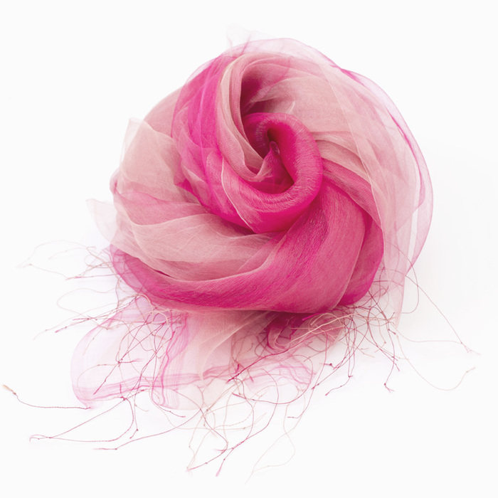 まるで羽衣のような軽やかさが特徴のとても使いやすいシルクスカーフ 花衣 はなごろも SAKAMOTO silk organdy scarf Hana-Koromo Rose Pink gradation ローズピンクグラデーション色の組み合わせが新鮮、携帯にも便利な大判タイプ、熟練した職人の手織り・手染めならではの緻密さと繊細なフリンジ、軽やかで美しいくプレゼントにもおすすめです。  #シルクスカーフ #silkscarf #オーガンジースカーフ #グラデーション #ストール #花衣 #手織り #手染め #冷房対策 #プレゼント #軽いスカーフ #坂本これくしょん #会津 