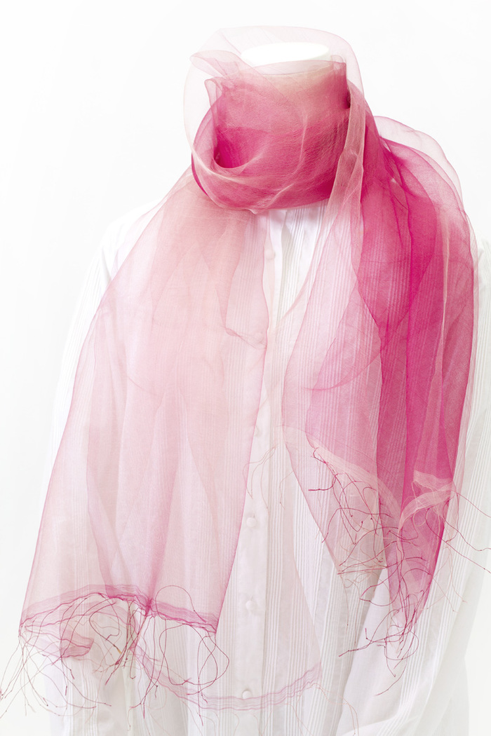 まるで羽衣のような軽やかさが特徴のとても使いやすいシルクスカーフ 花衣 はなごろも SAKAMOTO silk organdy scarf Hana-Koromo Rose Pink gradation ローズピンクグラデーション色の組み合わせが新鮮、携帯にも便利な大判タイプ、熟練した職人の手織り・手染めならではの緻密さと繊細なフリンジ、軽やかで美しいくプレゼントにもおすすめです。 イメージ写真4