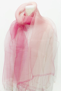 まるで羽衣のような軽やかさが特徴のとても使いやすいシルクスカーフ 花衣 はなごろも SAKAMOTO silk organdy scarf Hana-Koromo Rose Pink gradation ローズピンクグラデーション色の組み合わせが新鮮、携帯にも便利な大判タイプ、熟練した職人の手織り・手染めならではの緻密さと繊細なフリンジ、軽やかで美しいくプレゼントにもおすすめです。 イメージ写真5
