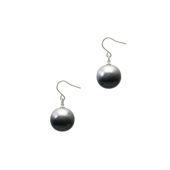 身につける漆 漆のアクセサリー ピアス 糖蜜珠 星雲色 坂本これくしょんの艶やかで美しくとても軽い和木に漆塗りのアクセサリー SAKAMOTO COLLECTION wearable URUSHI earrings Molasses Jewel Nebula color 漆黒の宇宙に銀色の光を融合させシックな星雲をイメージ、丸い珠が耳元で可愛く揺れる愛らしく季節を問わないアイテム。 イメージ写真2
