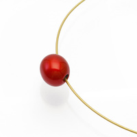 身につける漆 漆のアクセサリー ペンダント あけの実 ポピーレッド色 オメガラウンドコード 坂本これくしょんの艶やかで美しくとても軽い和木に漆塗りのアクセサリー SAKAMOTO COLLECTION wearable URUSHI accessories pendants nuts Poppy red color omega necklace cord 小さな玉子のような可愛らしい形の軽くてつけ心地のよいチョーカータイプ、色鮮やかに咲く春の花をイメージしたパッと表情を明るく見せてくれるレッドカラー、ポロっとこぼれるような雰囲気で印象的なアイテムです。 イメージ写真2