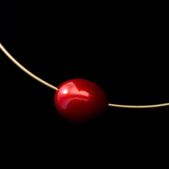 身につける漆 漆のアクセサリー ペンダント あけの実 ポピーレッド色 オメガラウンドコード 坂本これくしょんの艶やかで美しくとても軽い和木に漆塗りのアクセサリー SAKAMOTO COLLECTION wearable URUSHI accessories pendants nuts Poppy red color omega necklace cord 小さな玉子のような可愛らしい形の軽くてつけ心地のよいチョーカータイプ、色鮮やかに咲く春の花をイメージしたパッと表情を明るく見せてくれるレッドカラー、ポロっとこぼれるような雰囲気で印象的なアイテムです。 イメージ写真4