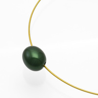 身につける漆 漆のアクセサリー ペンダント あけの実 ひすい色 オメガラウンドコード 40cm 坂本これくしょんの艶やかで美しくとても軽い和木に漆塗りのアクセサリー SAKAMOTO COLLECTION wearable URUSHI accessories pendants Nuts Jade green color Omega Cord 小さな小さな玉子のような可愛らしい形、上品で奥行き感のある翡翠のような艶やかなオリジナルのグリーンカラー「ひすい色」、ポロっとこぼれるような雰囲気で印象的、お洋服のお色も選ばず、コーディネイトを楽しめるアイテム。 イメージ写真2