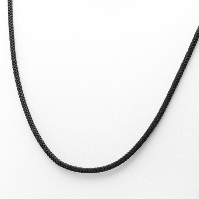 身につける漆 アクセサリー用コード 黒色 八つ打ちコード シルクコード 坂本これくしょんの漆のアクセサリーを素敵に輝かせるアクセサリー用コード wearable URUSHI accessorie cord Silk Eight strand plaited cord black 肌ざわりのいいシルクを使用したシンプルなブラックカラーコード、とても使いやすい少し長めの60cm、 カジュアルにも、華やかなシーンにも、いろいろなトップとあわせやすく通し替えすればコーディネイトの幅がぐっと広がります。 イメージ写真5