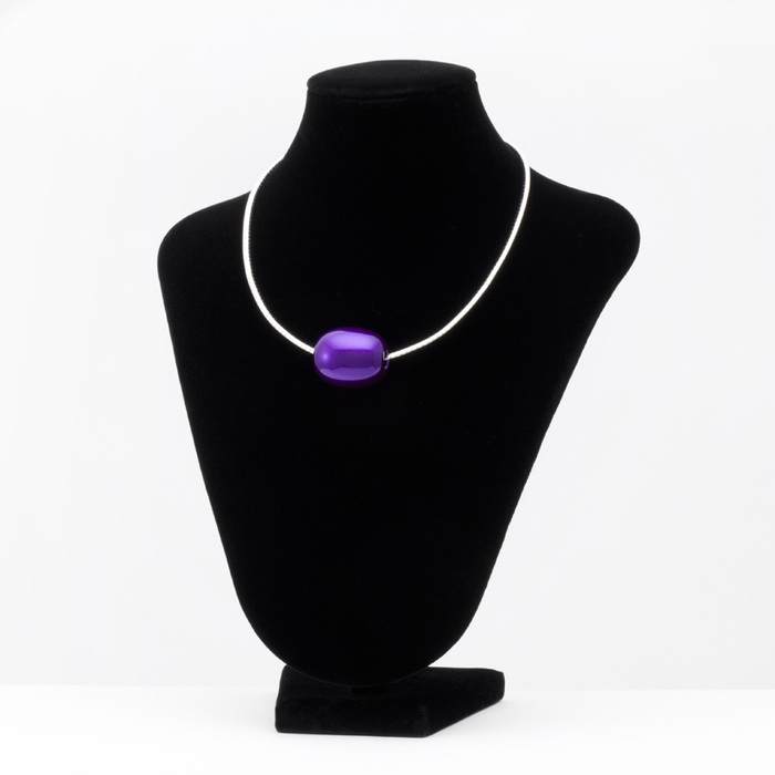 身につける漆 漆のアクセサリー ペンダント つや玉 本紫色 オメガフラットコード 坂本これくしょんの艶やかで美しくとても軽い和木に漆塗りのアクセサリー SAKAMOTO COLLECTION wearable URUSHI accessories pendants Glossy Jewel purple color 発色の良い上品でクールな印象のパープルカラー、シャープかつシンプルな印象でシルバーカラーが素敵なコードは滑らかなカーブで女性的な印象も添え着け心地も軽くふんわりとフィット、木の優しさ、軽さを実感のデザイン。  #ペンダント #つや玉 #本紫色 #紫ペンダント #パープルペンダント #軽いペンダント #古希のお祝い #喜寿のお祝い #pendants #GlossyJewel #purple #violet #漆塗り #軽さを実感 #身につける漆 #漆のアクセサリー #坂本これくしょん #会津若松市  メイン写真