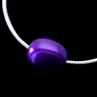 身につける漆 漆のアクセサリー ペンダント つや玉 本紫色 オメガフラットコード 坂本これくしょんの艶やかで美しくとても軽い和木に漆塗りのアクセサリー SAKAMOTO COLLECTION wearable URUSHI pendant Glossy Jewel purple 発色の良い上品でクールな印象のパープルカラー、シャープかつシンプルな印象でシルバーカラーが素敵。 イメージ写真4