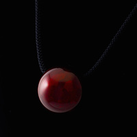 身につける漆 漆のアクセサリー ペンダント 漆の実 ボルドー色 坂本これくしょんの艶やかで美しくとても軽い和木に漆塗りのアクセサリー SAKAMOTO COLLECTION wearable URUSHI pendant Bordeaux red 少し大きめの艶やかで美しい光沢が胸元に存在感、艶やかで濃い赤紫をさした日本の深紅、肌ざわりのいい黒八つ打ちシルクコード 60cm。 イメージ写真5