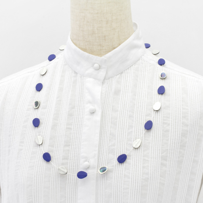 マドマドこれくしょん 革ロングネックレス 観覧車 たまご ネイビーブルー 銀色 mado mado collection Fantasy MAKIE Leather long necklace Ferriswheel Lucky Eggs Navy blue silver 銀色粉を蒔いたシルバーカラーとネイビーブルーのラッキーモティーフの牛革パーツに螺鈿をリズミカルに配置してアクセントの頭からかぶれる新感覚アクセサリー。  #ネックレス #Necklace #牛革ネックレス #たまご #観覧車 #軽いネックレス #ネイビーブルー #蒔絵のアクセサリー #マドマドこれくしょん #坂本これくしょん #会津 