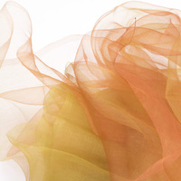 まるで羽衣のような軽やかさが特徴のとても使いやすいシルクオーガンジーストール 花衣 はなごろも ローズピンク オレンジ ミモザ グラデーション URUSHI SAKAMOTO silk organdy scarf Hana-Koromo Orange & Mimosa gradation 坂本理恵が長年愛用している携帯にも便利な大ぶりタイプ、熟練した職人の手織り・手染めならではの緻密さと繊細なフリンジ、人の手の作り出す温かみを感じるシルク製スカーフ、オレンジ＆ミモザグラデーション色の組み合わせが新鮮、軽やかで美しいくプレゼントにもおすすめです。 イメージ写真4