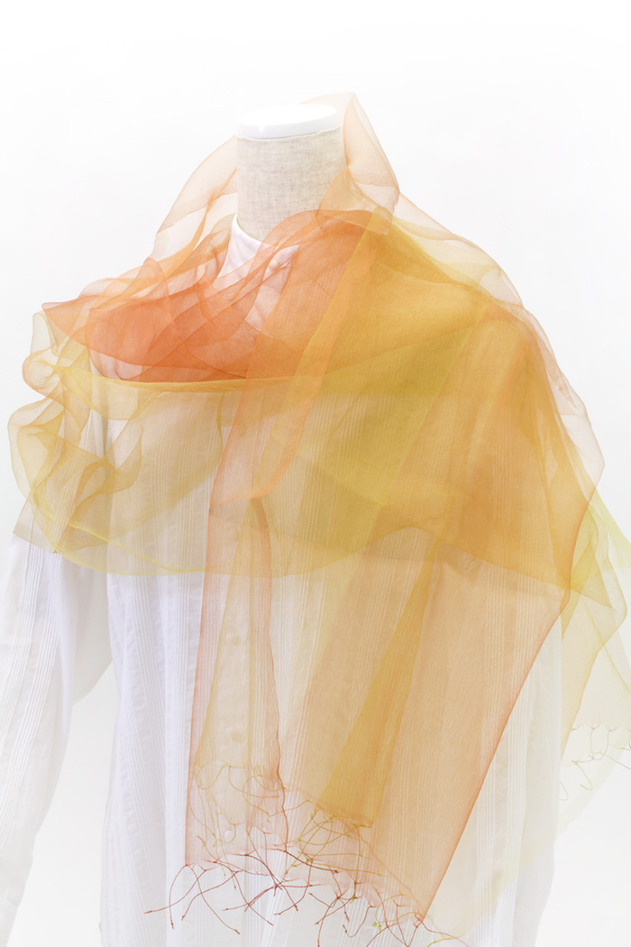 まるで羽衣のような軽やかさが特徴のとても使いやすいシルクスカーフ 花衣 はなごろも SAKAMOTO COLLECTION Silk organza scarf flower clothing Orange & Mimosa gradation 人の手の作り出す温かみと繊細さと緻密さ、淡いオレンジから濃いミモザ色へと変わるグラデーションカラーが重なり合って奥行を演出、外出時やオフィスなどでの冷房対策としても活躍しそう。  #シルクスカーフ #silkscarf #オーガンジースカーフ #グラデーション #ストール #花衣 #手織り #手染め #冷房対策 #プレゼント #軽いスカーフ #坂本これくしょん #会津  イメージ写真1 