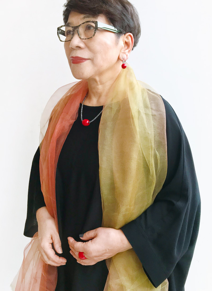 まるで羽衣のような軽やかさが特徴のとても使いやすいシルクスカーフ 花衣 はなごろも SAKAMOTO COLLECTION Silk organza scarf flower clothing Orange & Mimosa gradation 人の手の作り出す温かみと繊細さと緻密さ、淡いオレンジから濃いミモザ色へと変わるグラデーションカラーが重なり合って奥行を演出、外出時やオフィスなどでの冷房対策としても活躍しそう。 イメージ写真6