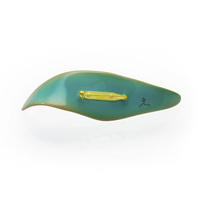 身につける漆 漆のアクセサリー ブローチ 笹舟 海辺の色 坂本これくしょんの艶やかで美しくとても軽い和木に漆塗りのアクセサリー SAKAMOTO COLLECTION wearable URUSHI accessories brooches Bamboo-leaf Boat Sea side color マリンブルーの海と輝く砂浜をイメージした美しいグラデーション、笹舟をイメージした流線形のデザインは裏面も海辺の色に仕上げて立体感を演出、立体感のあるエレガントなフォルムはボリュームがありながらも軽くて着け心地が楽と好評、襟元を上品な印象に飾ります。 イメージ写真5