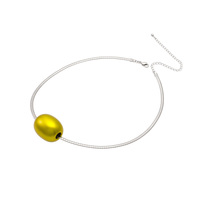 身につける漆 漆のアクセサリー ペンダント つや玉 レモンゴールド色 オメガフラットコードS 坂本これくしょんの艶やかで美しくとても軽い和木に漆塗りのアクセサリー SAKAMOTO COLLECTION wearable URUSHI accessories pendants Tsuya Jewel Lemon Gold color ベーシックなフォルムが人気、角度によって黄色に金色にキラキラと発色の良い鮮やかなビタミンカラーは幅広い年代の女性に人気、シャープかつシンプルなシルバーカラーコードは滑らかなカーブで女性的な印象も添え素敵。 イメージ写真2