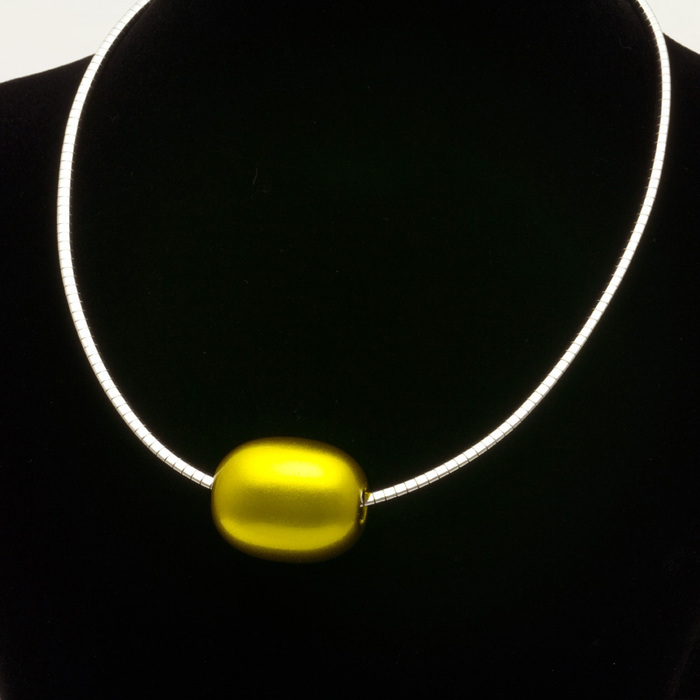 身につける漆 漆のアクセサリー ペンダント つや玉 レモンゴールド色 オメガフラットコードS 坂本これくしょんの艶やかで美しくとても軽い和木に漆塗りのアクセサリー SAKAMOTO COLLECTION wearable URUSHI accessories pendants Tsuya Jewel Lemon Gold color ベーシックなフォルムが人気、角度によって黄色に金色にキラキラと発色の良い鮮やかなビタミンカラーは幅広い年代の女性に人気、シャープかつシンプルなシルバーカラーコードは滑らかなカーブで女性的な印象も添え素敵。 イメージ写真5