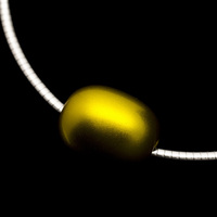 身につける漆 漆のアクセサリー ペンダント つや玉 レモンゴールド色 オメガフラットコードS 坂本これくしょんの艶やかで美しくとても軽い和木に漆塗りのアクセサリー SAKAMOTO COLLECTION wearable URUSHI accessories pendants Tsuya Jewel Lemon Gold color ベーシックなフォルムが人気、角度によって黄色に金色にキラキラと発色の良い鮮やかなビタミンカラーは幅広い年代の女性に人気、シャープかつシンプルなシルバーカラーコードは滑らかなカーブで女性的な印象も添え素敵。  #ペンダント #つや玉 #レモンゴールド #オメガコード #れもん色 #pendants #LemonPendant #GoldPendant #LemonGold #jewelry #軽いペンダント #漆のペンダント #漆のアクセサリー #漆塗り #身につける漆 #坂本これくしょん #会津若松市  イメージ写真1
