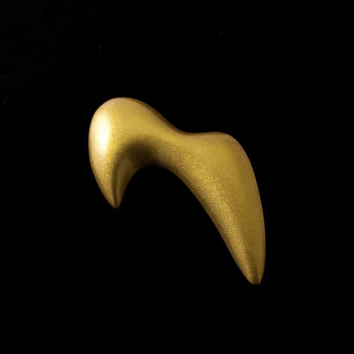 身につける漆 漆のアクセサリー ブローチ ブーメラン 金流星色 坂本これくしょんの艶やかで美しくとても軽い和木に漆塗りのアクセサリー SAKAMOTO COLLECTION wearable URUSHI accessories brooches Boomerang Gold meteor color シャープで存在感ある使いやすいフォルム、流星のようなキラ感を持たせた光沢のあるオリジナルのゴールドカラー、お手持ちのチェーンやコードをつけてペンダントとしても使える、個性を際立たせたデザイン性の高いアイテムです。  #ブローチ #ブーメラン #金流星色 #流星のようなキラ感 #キラキラブローチ #軽いブローチ #brooches #boomerang #accessories #jewelry #漆のブローチ #漆のアクセサリー #漆塗り #軽さを実感 #身につける漆 #坂本これくしょん #会津若松市  イメージ写真1 