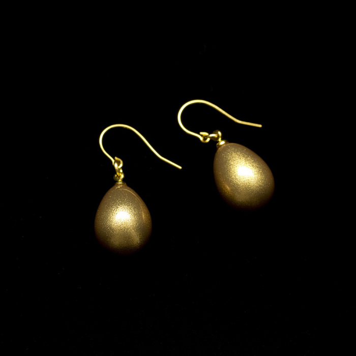 身につける漆 漆のアクセサリー フックピアス 華蜜珠 金流星色 坂本これくしょんの艶やかで美しくとても軽い和木に漆塗りのアクセサリー SAKAMOTO COLLECTION wearable URUSHI earrings Flower Honey Jewel Gold meteor 日本人の肌に合う上品なゴールド、ふっくらしたつぼみの形が愛らしく耳元で揺れる、軽く耳が痛くなりにくいつくり。  #ピアス #earrings #華蜜珠 #金流星 #可愛いいピアス #つぼみ形ピアス #軽いピアス #耳が痛くない #漆のアクセサリー #漆塗り #身につける漆 #坂本これくしょん #会津 