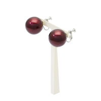 身につける漆 漆のアクセサリー イヤリング 球 2.0 ボルドー色 坂本これくしょんの艶やかで美しくとても軽い和木に漆塗りのアクセサリー SAKAMOTO COLLECTION wearable URUSHI accessories earrings Jewel Sphere Bordeaux Red 風船のようにぷっくりと膨らんだ大きめのボリューム感が遊び心を演出、艶やかな丸い珠は上品で奥行き感と深みがある濃い日本の深紅は幅広い年代の女性にとても人気、還暦のお祝い、大切な方へのプレゼントにも喜ばれています。 イメージ写真5