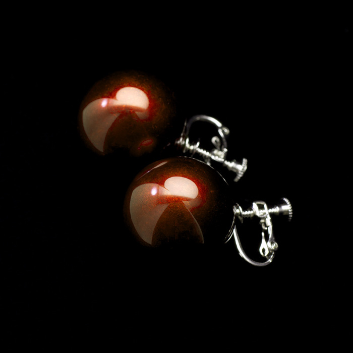 身につける漆 漆のアクセサリー イヤリング 球 2.0 ボルドー色 坂本これくしょんの艶やかで美しくとても軽い和木に漆塗りのアクセサリー SAKAMOTO COLLECTION wearable URUSHI accessories earrings Jewel Sphere Bordeaux Red 風船のようにぷっくりと膨らんだ大きめのボリューム感が遊び心を演出、艶やかな丸い珠は上品で奥行き感と深みがある濃い日本の深紅は幅広い年代の女性にとても人気、還暦のお祝い、大切な方へのプレゼントにも喜ばれています。  #イヤリング #球のイヤリング #ボルドー色 #ワインレッド #earrings #RedEarring #BordeauxRed #WineRed #還暦のお祝い #プレゼント #軽いイヤリング #漆のイヤリング #漆のアクセサリー #漆塗り #耳が痛くない #身につける漆 #坂本これくしょん #会津若松市  メイン写真 