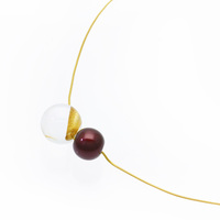 Jewel of Forest 森の宝石 ペンダント 球1.5×アクリル ボルドー色 伝統工芸から生まれた坂本これくしょんのプレミアムシリーズ、洗練されたデザインジュエリー SAKAMOTO COLLECTION pendant Bordeaux red & Acrylic Adjustable Chain Cord アクリルに蒔絵の技法で金色粉を、魚眼レンズ効果で角度によりとても不思議なパワー、艶やかで深みがある人気のボルドー色との組み合わせが大人の可愛いさを演出、長さ調節も簡単なスライド式のチェーンコードはとても便利。 イメージ写真6