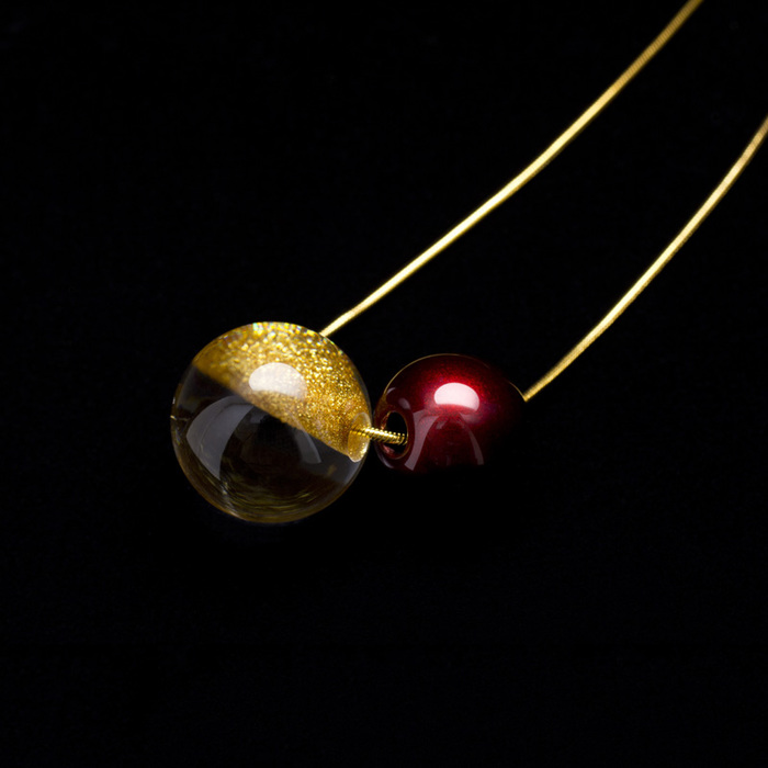 Jewel of Forest 森の宝石 ペンダント 球1.5×アクリル ボルドー色 伝統工芸から生まれた坂本これくしょんのプレミアムシリーズ、洗練されたデザインジュエリー SAKAMOTO COLLECTION pendant Bordeaux red & Acrylic Adjustable Chain Cord アクリルに蒔絵の技法で金色粉を、魚眼レンズ効果で角度によりとても不思議なパワー、艶やかで深みがある人気のボルドー色との組み合わせが大人の可愛いさを演出、長さ調節も簡単なスライド式のチェーンコードはとても便利。  #ペンダント #ワインレッド #ボルドー色 #ボルドーレッド #軽いペンダント #漆のペンダント #pendants #BordeauxRed #WineRed #JewelOfForest #森の宝石 #デザインジュエリー #デザインペンダント #身につける漆 #坂本これくしょん #会津  メイン写真 