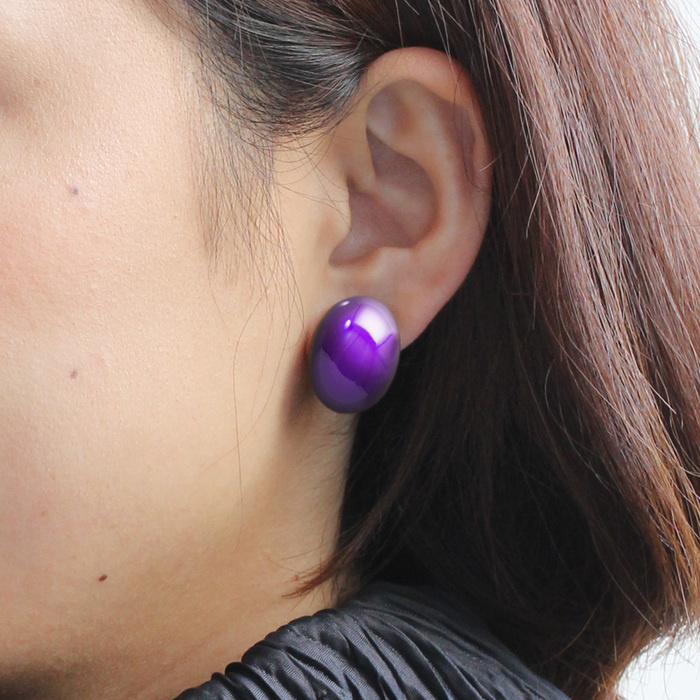 身につける漆 漆のアクセサリー イヤリング こでまり 本紫色 坂本これくしょんの艶やかで美しくとても軽い和木に漆塗りのアクセサリー SAKAMOTO COLLECTION wearable URUSHI accessories  earrings KODEMARI True purple color  お顔の輪郭に優しく寄り添う使いやすい形、日本人の肌に合う上品でクールな発色の良い鮮やかなピュアーパープル、軽くて負担がかかりにくく耳が痛くなりにくい仕上がり、古希、喜寿のお祝い、大切な方へのプレゼントにも喜ばれています。 イメージ写真6