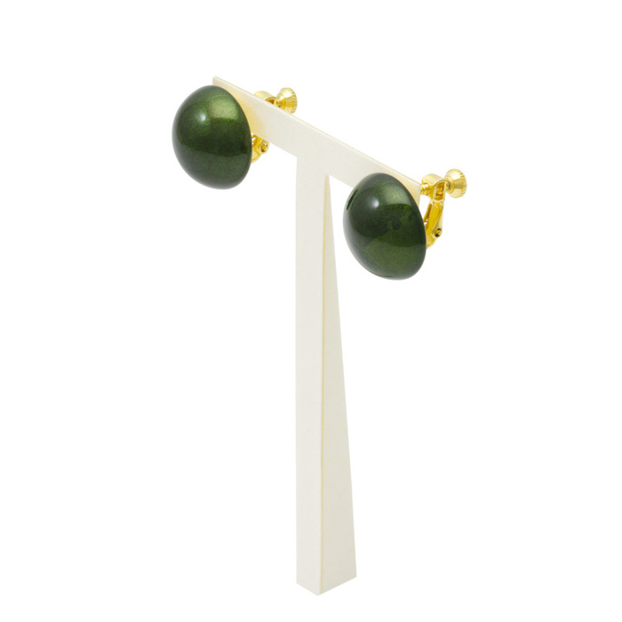 身につける漆 漆のアクセサリー イヤリング ドーム1.8 ひすい色 坂本これくしょんの艶やかで美しくとても軽い和木に漆塗りのアクセサリー SAKAMOTO COLLECTION wearable URUSHI accessories earrings Dome 18 Jade 丸いドーム型のとてもかわいらしく使いやすい形、翡翠のような上品で奥行き感のある艶やかなオリジナルのグリーンカラー、スクリュー＆クリップタイプの留め金具は耳たぶの厚さに合わせてサイズ調節が可能、軽いので1日着けていても耳が痛くなりにくい仕上が嬉しい。 イメージ写真5