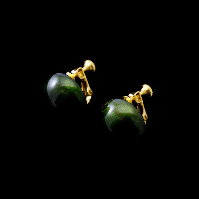 身につける漆 漆のアクセサリー イヤリング ドーム1.8 ひすい色 坂本これくしょんの艶やかで美しくとても軽い和木に漆塗りのアクセサリー SAKAMOTO COLLECTION wearable URUSHI accessories earrings Dome 18 Jade 丸いドーム型のとてもかわいらしく使いやすい形、翡翠のような上品で奥行き感のある艶やかなオリジナルのグリーンカラー、スクリュー＆クリップタイプの留め金具は耳たぶの厚さに合わせてサイズ調節が可能、軽いので1日着けていても耳が痛くなりにくい仕上が嬉しい。  #イヤリング #ひすい色 #耳が痛くない #軽いイヤリング #漆のイヤリング #グリーンイヤリング #緑のイヤリング #earring #jewelry #green #jade #漆のアクセサリー #身につける漆 #漆塗り #軽いアクセサリー #坂本これくしょん #会津若松市 メイン写真