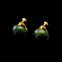 身につける漆 漆のアクセサリー イヤリング ドーム1.8 ひすい色 坂本これくしょんの艶やかで美しくとても軽い和木に漆塗りのアクセサリー SAKAMOTO COLLECTION wearable URUSHI accessories earrings Dome 18 Jade 丸いドーム型のとてもかわいらしく使いやすい形、翡翠のような上品で奥行き感のある艶やかなオリジナルのグリーンカラー、スクリュー＆クリップタイプの留め金具は耳たぶの厚さに合わせてサイズ調節が可能、軽いので1日着けていても耳が痛くなりにくい仕上が嬉しい。 イメージ写真6