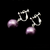 身につける漆 漆のアクセサリー イヤリング 糖蜜珠 すみれ色 坂本これくしょんの艶やかで美しくとても軽い和木に漆塗りのアクセサリー SAKAMOTO COLLECTION wearable URUSHI accessories earrings Molasses Jewel violet color 上品で温かく・誠実で・可憐なイメージ、オリジナルパープルカラーは大人の華やかさを秘めたお色、ボリュームがありとても軽くて耳元に負担がかかりにくく、1日着けても耳が痛くなりにくい軽い仕上がり、かぶれ防止コートで安心して使えます。 イメージ写真5