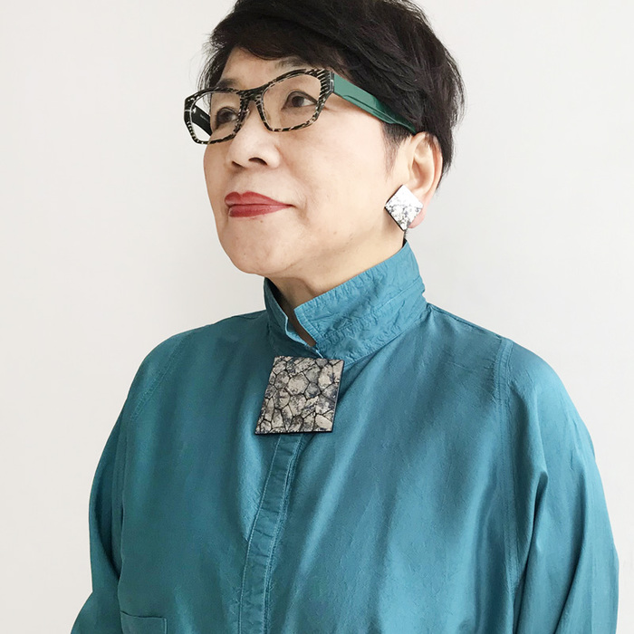 マドマドこれくしょん 蒔絵の革ブローチ 石垣ブルー 坂本これくしょんの艶やかで美しくとても軽い牛革に蒔絵のアクセサリー mado mado collection Fantasy MAKIE Leather brooch Ishigaki Blue Titanium Platinum SilverPowder 立体感と高級感のある台形の牛革にランダムにプラチナ箔を貼り込み、チタン粉と銀色粉でオリジナルの煌めきを表現した蒔絵。  #ブローチ #brooch #革のブローチ #石垣ブルー #チタン粉 #プラチナ箔 #軽いブローチ #蒔絵のブローチ #マドマドこれくしょん #坂本これくしょん #会津 
