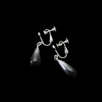 身につける漆 漆のアクセサリー イヤリング 華雫1.8 星雲色 坂本これくしょんの艶やかで美しくとても軽い和木に漆塗りのアクセサリー SAKAMOTO COLLECTION wearable URUSHI accessoriess earrings Hana Drop Jewel Nebula color 蒔絵のぼかしの技法で漆黒の宇宙に銀色の光を融合させたシックなシルバーブラック、艶やかな雫型が耳元でゆらゆら揺れる愛らしい雰囲気、とても軽いので耳が痛くなりにくく様々なシーンで季節を問わずお使いいただけます。 イメージ写真5