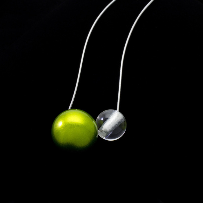 坂本これくしょん 森の宝石 漆のアクセサリー ペンダント 木の実 アクリル ライムグリーン色 伝統工芸から生まれたプレミアムシリーズ 洗練されたデザインジュエリー SAKAMOTO COLLECTION Jewel of Forest accessorie NUT of URUSHI acrylic Lime Green Adjustable Cord 自然の中から編み出されてきた日本の伝統文化の中でも漆は森が生みだした宝物、アクリルの球体は独自の技法で中心より上部に穴を開け銀色粉を施し、魚眼レンズ効果で角度によりとても不思議なパワーを感じます。  #ペンダント #pendant #ネックレス #Necklace #デザインジュエリー #designjewelry #ライムグリーン #LimeGreen #軽いペンダント #森の宝石 #JewelOfForest #jewelry #プレミアムシリーズ #PremiumSeries #新感覚 #坂本これくしょん #会津  メイン写真 