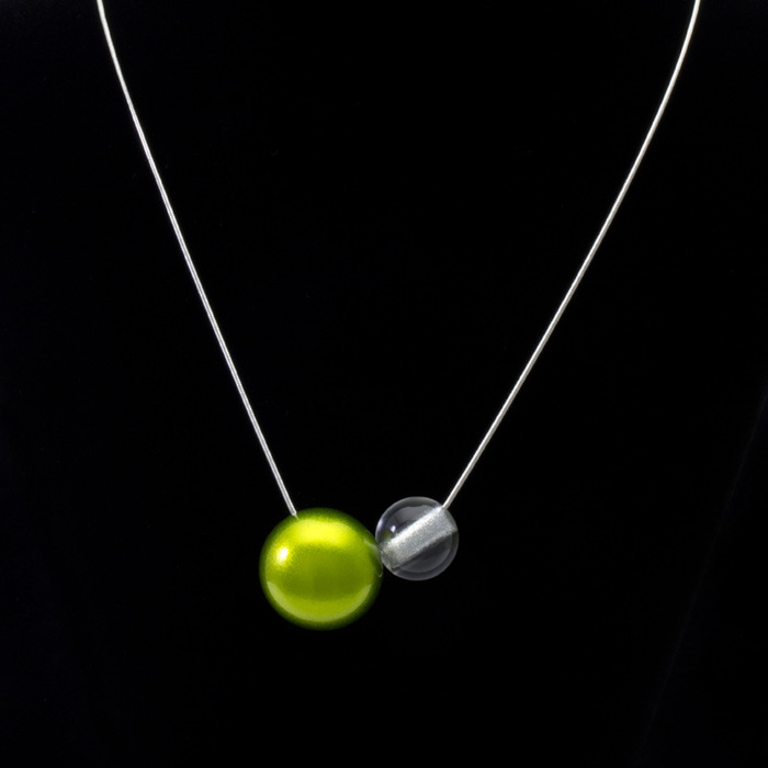 坂本これくしょん 森の宝石 漆のアクセサリー ペンダント 木の実 アクリル ライムグリーン色 伝統工芸から生まれたプレミアムシリーズ 洗練されたデザインジュエリー SAKAMOTO COLLECTION Jewel of Forest accessorie NUT of URUSHI acrylic Lime Green Adjustable Cord 自然の中から編み出されてきた日本の伝統文化の中でも漆は森が生みだした宝物、アクリルの球体は独自の技法で中心より上部に穴を開け銀色粉を施し、魚眼レンズ効果で角度によりとても不思議なパワーを感じます。 イメージ写真2