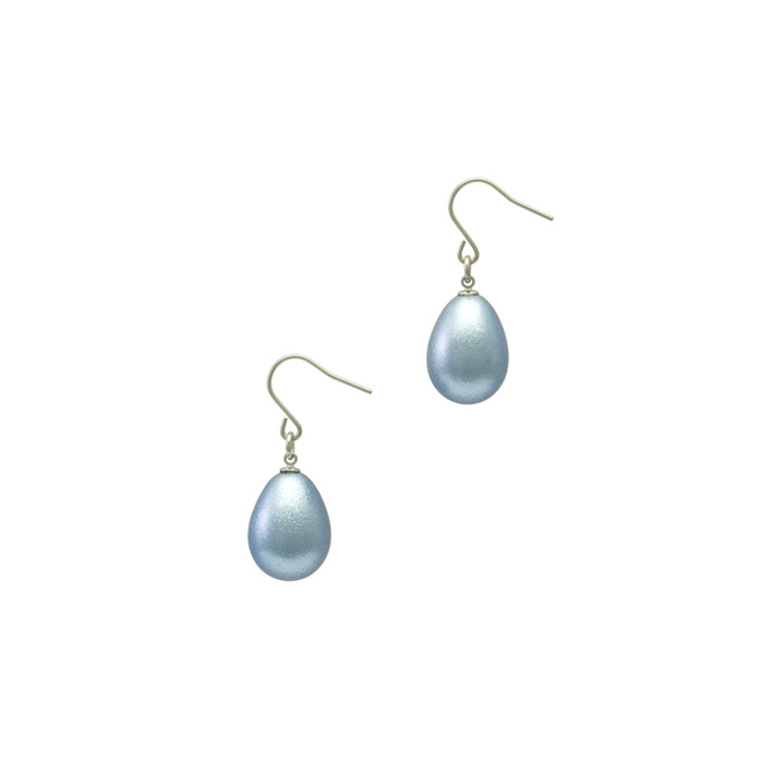 身につける漆 漆のアクセサリー ピアス 華蜜珠 空色 坂本これくしょんの艶やかで美しくとても軽い和木に漆塗りのアクセサリー SAKAMOTO COLLECTION wearable URUSHI  earrings Flower Honey Jewel Sky blue 上品でクールなキラキラとした発色の良い爽やかな空のブルー、ふっくらしたつぼみの形が愛らしく揺れる遊び心のあるデザインが印象的。 イメージ写真2