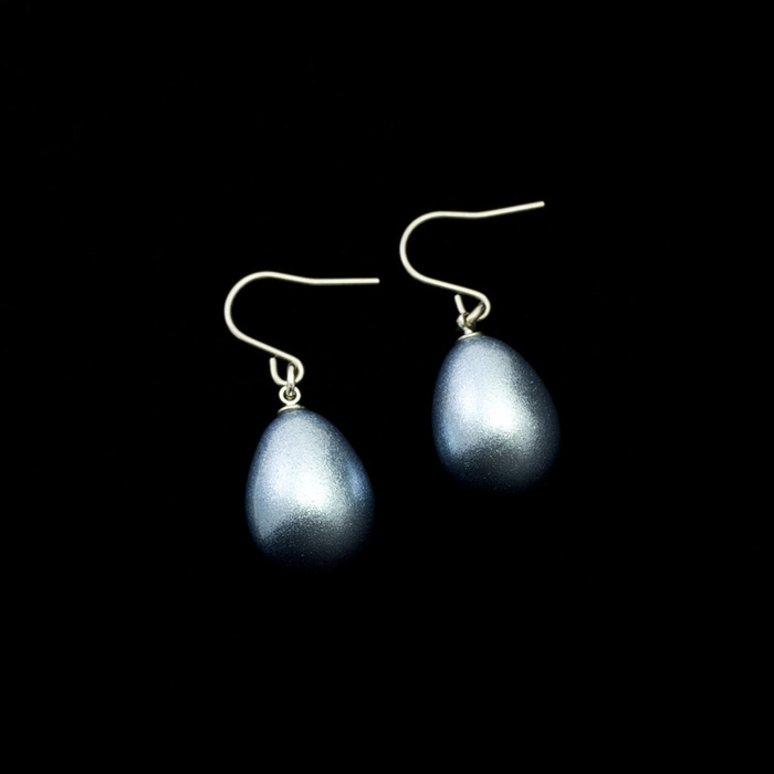 身につける漆 漆のアクセサリー ピアス 華蜜珠 空色 坂本これくしょんの艶やかで美しくとても軽い和木に漆塗りのアクセサリー SAKAMOTO COLLECTION wearable URUSHI  earrings Flower Honey Jewel Sky blue 上品でクールなキラキラとした発色の良い爽やかな空のブルー、ふっくらしたつぼみの形が愛らしく揺れる遊び心のあるデザインが印象的。  #ピアス #earrings #華蜜珠 #空色 #フックピアス #水色ピアス #空色ピアス #軽いピアス #耳が痛くない #漆のアクセサリー #身につける漆 #坂本これくしょん #会津  イメージ写真1 