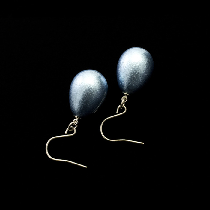 身につける漆 漆のアクセサリー ピアス 華蜜珠 空色 坂本これくしょんの艶やかで美しくとても軽い和木に漆塗りのアクセサリー SAKAMOTO COLLECTION wearable URUSHI  earrings Flower Honey Jewel Sky blue 上品でクールなキラキラとした発色の良い爽やかな空のブルー、ふっくらしたつぼみの形が愛らしく揺れる遊び心のあるデザインが印象的。  #ピアス #earrings #華蜜珠 #空色 #フックピアス #水色ピアス #空色ピアス #軽いピアス #耳が痛くない #漆のアクセサリー #身につける漆 #坂本これくしょん #会津 