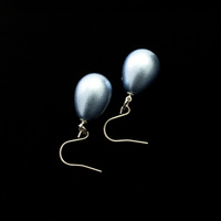 身につける漆 漆のアクセサリー ピアス 華蜜珠 空色 坂本これくしょんの艶やかで美しくとても軽い和木に漆塗りのアクセサリー SAKAMOTO COLLECTION wearable URUSHI  earrings Flower Honey Jewel Sky blue 上品でクールなキラキラとした発色の良い爽やかな空のブルー、ふっくらしたつぼみの形が愛らしく揺れる遊び心のあるデザインが印象的。 イメージ写真6