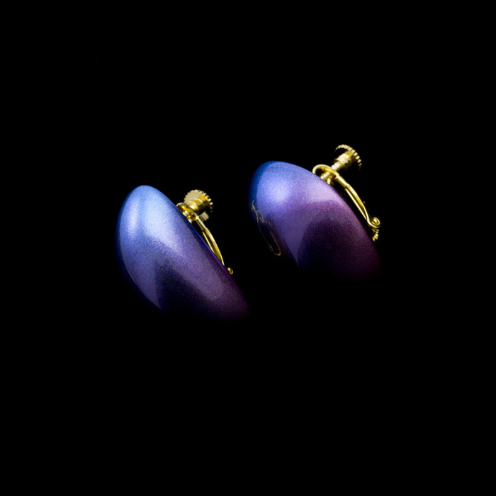 身につける漆 漆のアクセサリー イヤリング 月の雫 スターブルー色 坂本これくしょんの艶やかで美しくとても軽い和木に漆塗りのアクセサリー SAKAMOTO COLLECTION wearable URUSHI accessories earrings Moon Drops Star blue 耳を包み込むような程よいボリューム感のまろやかな曲線で構成された立体的なフォルム、広大な宇宙をイメージしたグラデーションカラーは上品で神秘的な印象を演出、和木ならではの着け心地のよさ耳が痛くなりにくいのも嬉しいポイントです。  #イヤリング #earrings #月の雫 #MoonDrops #スターブルー #StarBlue #グラデーション #軽いイヤリング #耳が痛くない #パープルイヤリング #漆のイヤリング #漆のアクセサリー #jewelry #軽さを実感 #身につける漆 #坂本これくしょん #会津  メイン写真