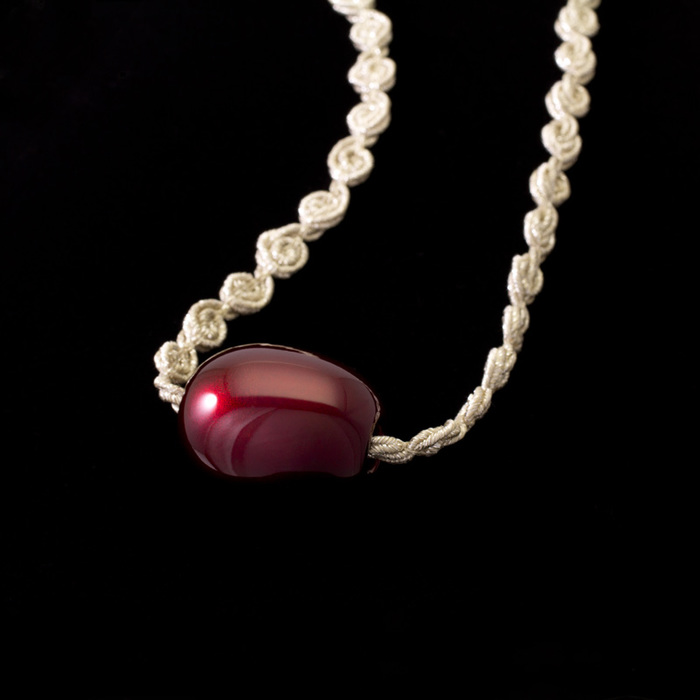 身につける漆 漆のアクセサリー ペンダント つや玉 ボルドー色 渦ラメコード 坂本これくしょんの艶やかで美しくとても軽い和木に漆塗りのアクセサリー SAKAMOTO COLLECTION wearable URUSHI accessories pendants Tsuya Jewel Bordeaux Red Vortex lame cord 上品で奥行き感のある艶やかで深みがある濃い赤紫をさした日本の深紅、マグネット式の留め具で着脱しやすく、お花のような小さな渦が連なる大人かわいらしいコード、還暦のお祝い、大切な方へのプレゼントにおすすめです。  #ペンダント #pendants #つや玉 #TsuyaJewel #ボルドー色 #深紅 #BordeauxRed #軽いペンダント #赤いペンダント #漆のペンダント #漆のアクセサリー #還暦のお祝い #プレゼント #漆塗り #軽さを実感 #身につける漆 #坂本これくしょん #会津 
