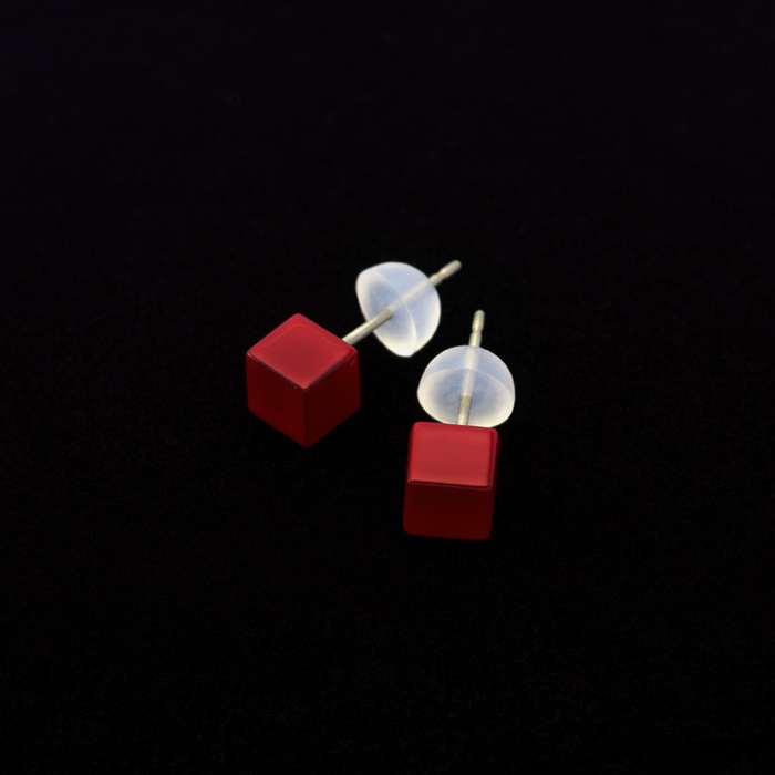 身につける漆 漆のアクセサリー チタンポスト ピアス キューブ0.5 朱色 坂本これくしょんの艶やかで美しくとても軽い和木に漆塗りのアクセサリー SAKAMOTO COLLECTION wearable URUSHI pierced earrings Cube Red 美しく輝かせてくれる永遠のフェミニンカラー、小さな愛らしいキューブ型、還暦のお祝いや大切な方へのプレゼントにも喜ばれます。  #ピアス #Pierece #earrings #キューブ #朱色 #還暦のお祝い #プレゼント #軽いピアス #耳が痛くない #漆のアクセサリー #身につける漆 #坂本これくしょん #会津 