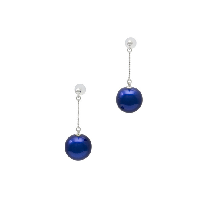 身につける漆 漆のアクセサリー ピアス ブランコ 糖蜜珠 コバルト色 坂本これくしょんの艶やかで美しくとても軽い和木に漆塗りのアクセサリー SAKAMOTO COLLECTION wearable URUSHI earrings Swing type Molasses Jewel Cobalt Blue 発色の良い鮮やかなコバルトブルーがクールな印象、ゆらゆらと美しく揺れる愛らしいチタンポストピアス。 イメージ写真2